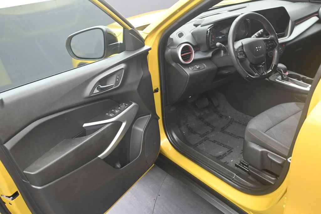 Used 2025 Chevrolet Trax RS FWD image 10