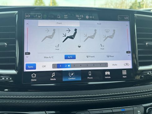 Used 2022 Chrysler Pacifica Touring-L AWD/4WD image 25