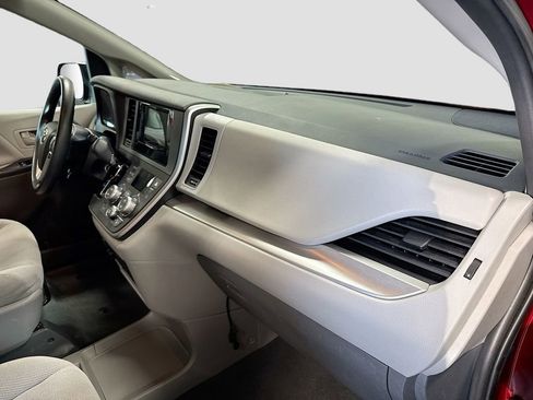 Used 2020 Toyota Sienna L image 27