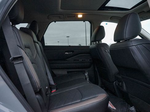 New 2025 Nissan Pathfinder Platinum w/ Black Appearance Package image 12