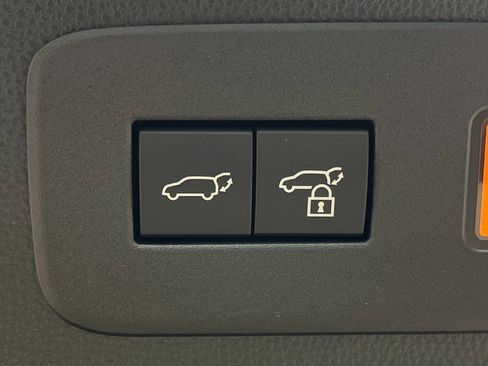 Used 2025 Lexus GX 550 w/ Accessory Package (31) image 37