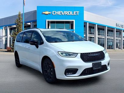 Used 2025 Chrysler Pacifica Limited