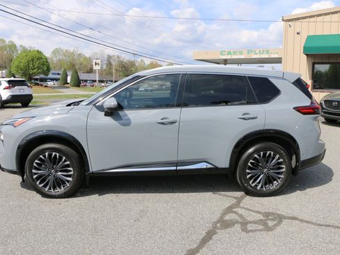 Used 2024 Nissan Rogue Platinum w/ Platinum Premium Package image 2