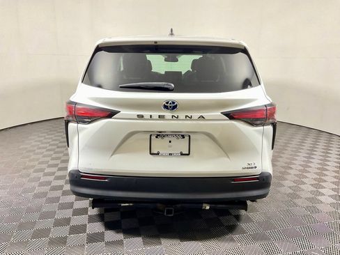 Used 2022 Toyota Sienna XLE FWD image 14
