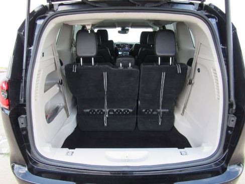 Used 2024 Chrysler Pacifica Touring-L image 26