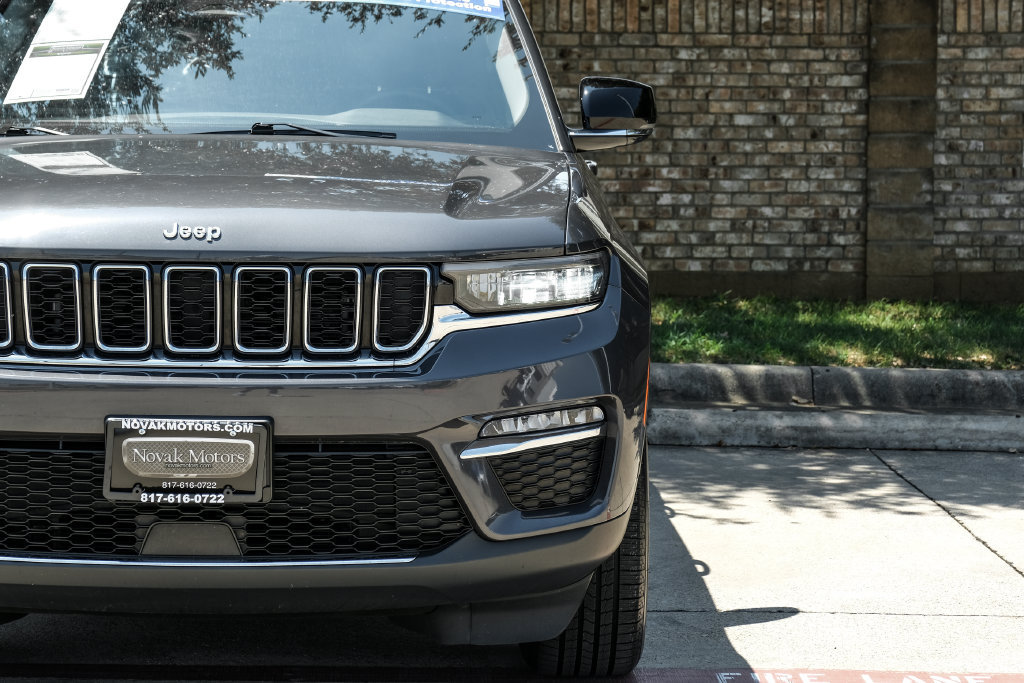 Used 2023 Jeep Grand Cherokee Limited AWD/4WD image 59