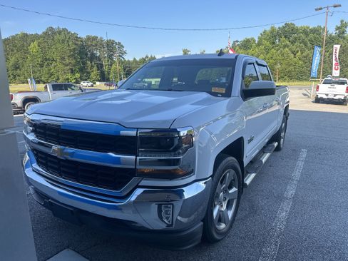 Used 2018 Chevrolet Silverado 1500 LT w/ Texas Edition RWD image 3
