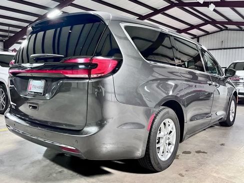 Used 2023 Chrysler Pacifica Touring-L FWD image 5
