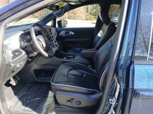 Used 2025 Chrysler Pacifica Limited image 10