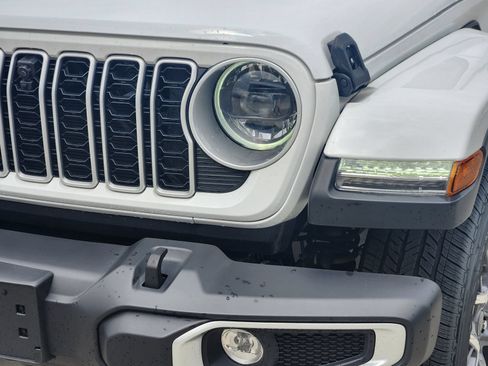 Used 2025 Jeep Wrangler Unlimited Sahara AWD/4WD image 9