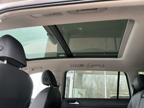 Used 2021 Volkswagen Tiguan SE w/ Panoramic Sunroof Package image 31