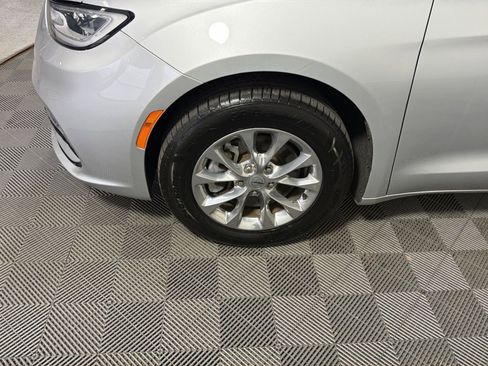 Used 2022 Chrysler Pacifica Touring-L image 12