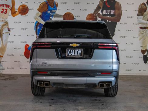 Used 2024 Chevrolet Traverse LT image 23