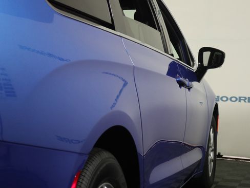 New 2026 Chrysler Pacifica Select image 5