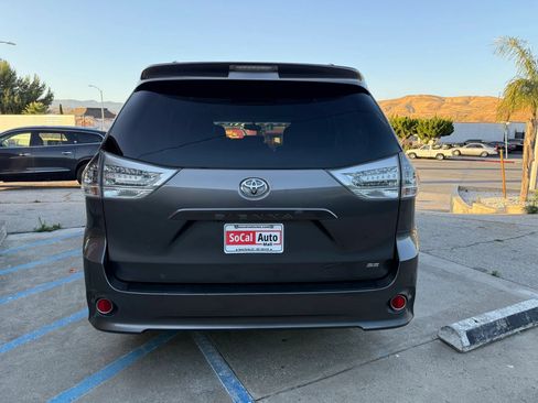 Used 2014 Toyota Sienna SE FWD image 4