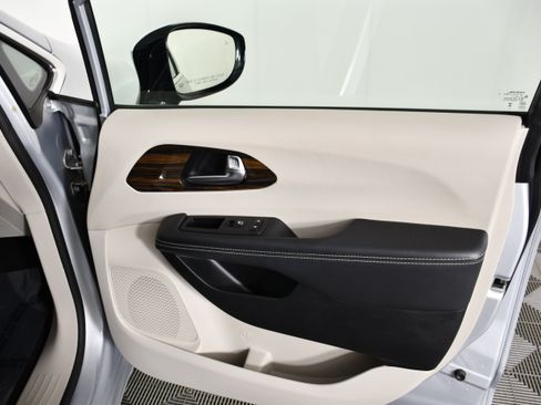 Used 2023 Chrysler Pacifica Limited FWD image 40