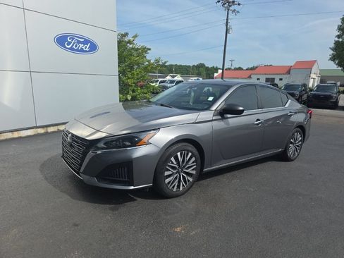 Used 2024 Nissan Altima 2.5 SV FWD image 2