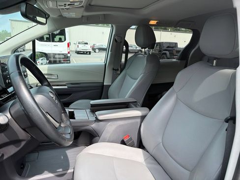 Used 2021 Toyota Sienna XLE FWD image 18