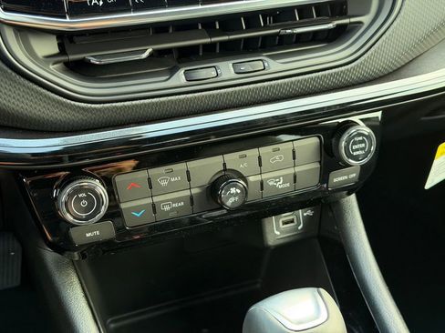 New 2026 Jeep Compass Latitude AWD/4WD image 17