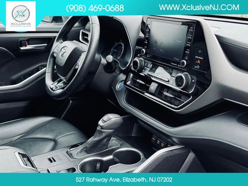 Used 2020 Toyota Highlander XLE AWD/4WD image 19