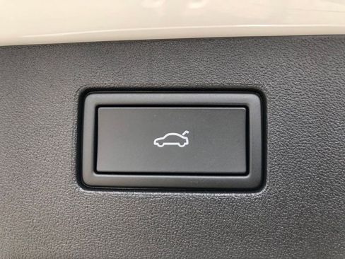 Used 2025 Volkswagen Tiguan SE w/ Panoramic Sunroof Package image 33