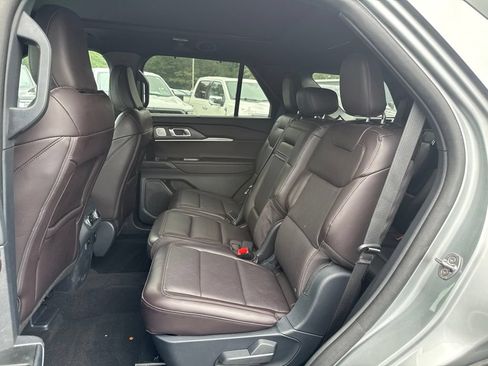 Used 2025 Ford Explorer Platinum AWD/4WD image 10