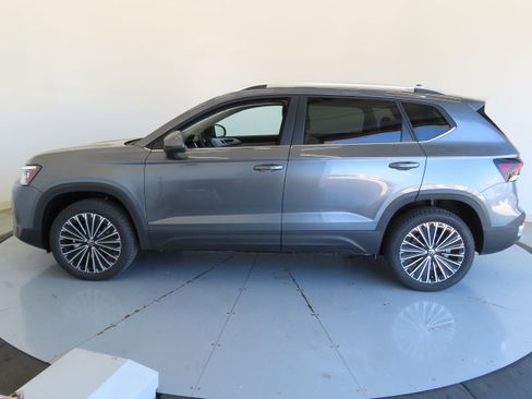 New 2026 Volkswagen Taos SE FWD image 8
