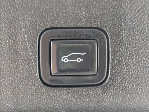 Used 2023 Chevrolet Suburban Premier image 25