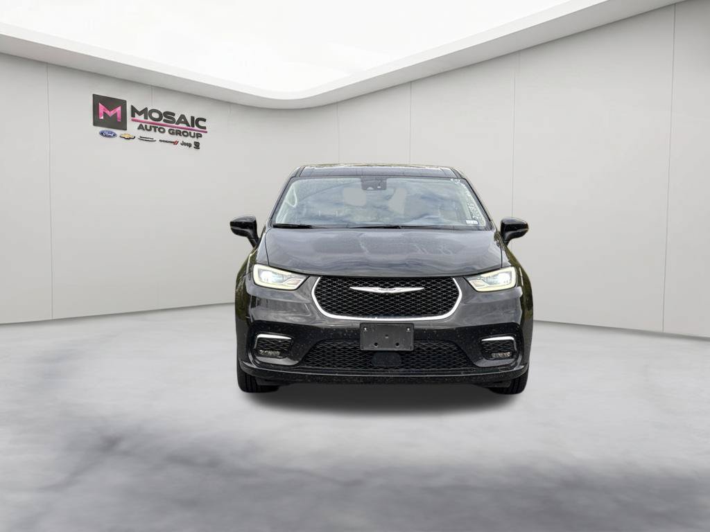 Used 2023 Chrysler Pacifica Touring-L FWD image 3
