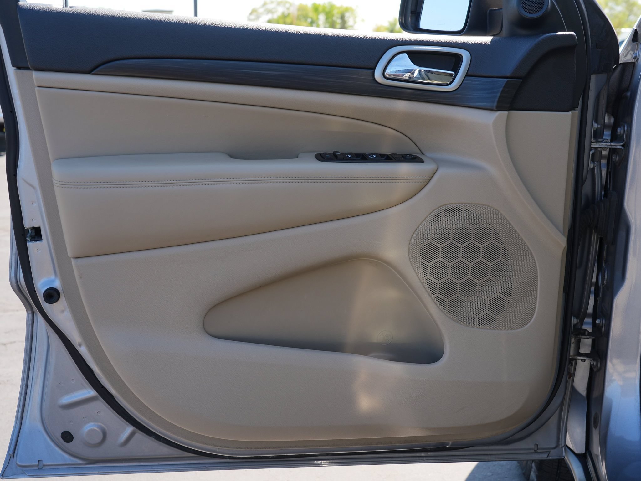 Used 2019 Jeep Grand Cherokee Laredo AWD/4WD image 15