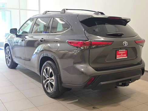 Used 2023 Toyota Highlander XLE AWD/4WD image 4