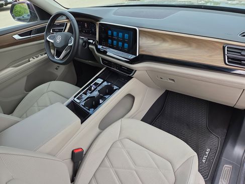 Used 2024 Volkswagen Atlas SE w/ Black Wheel Package FWD image 18