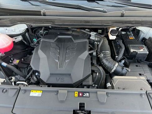 Used 2025 Kia Carnival EX image 16