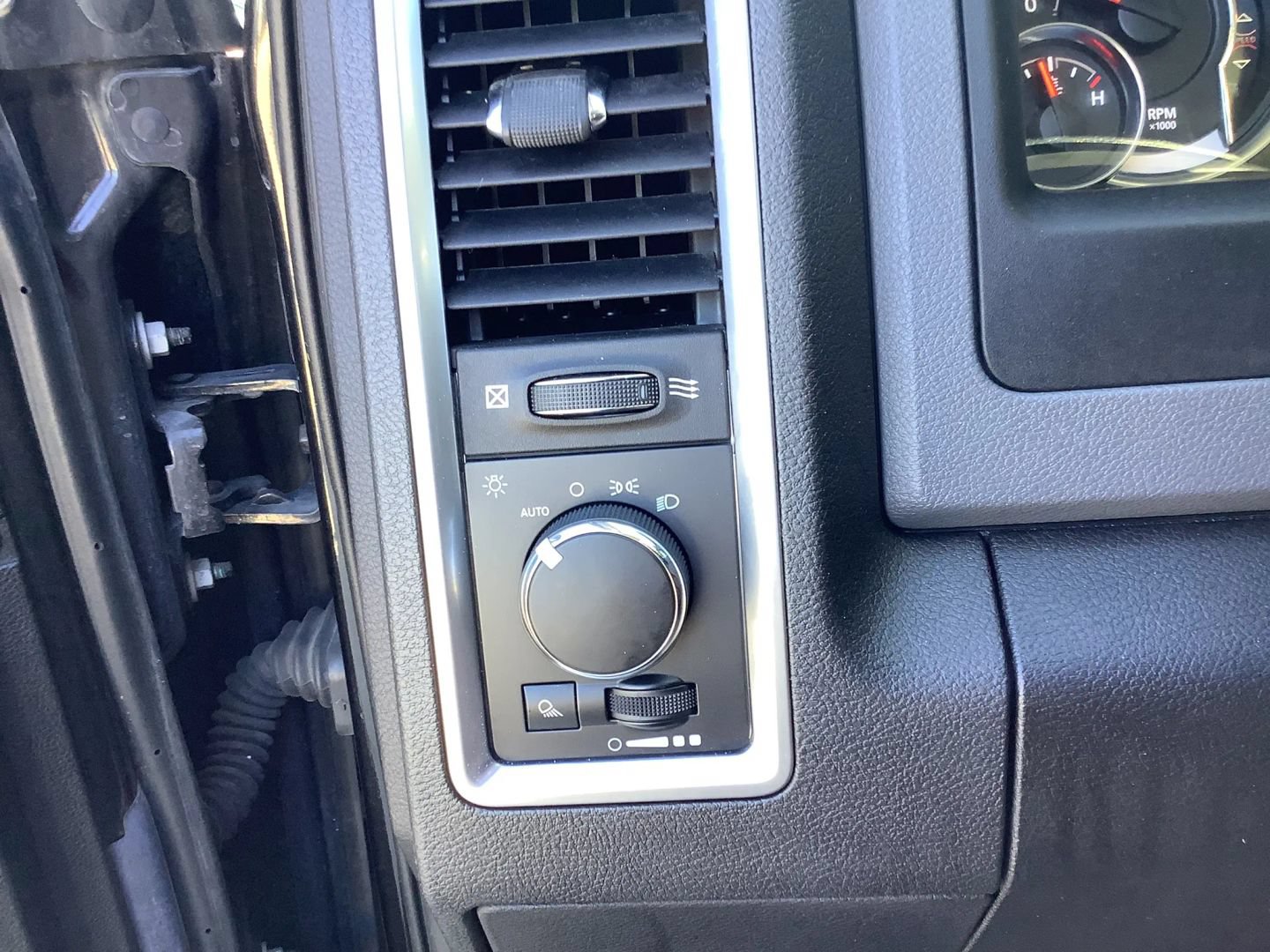 Used 2019 RAM 1500 Classic SLT w/ Luxury Group AWD/4WD image 39