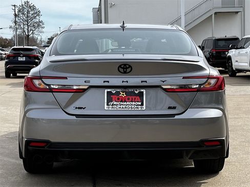 Used 2025 Toyota Camry SE w/ Convenience Package image 5
