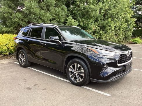 Used 2023 Toyota Highlander XLE AWD/4WD image 6