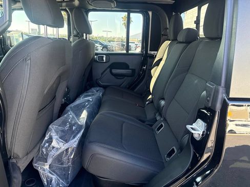 Used 2023 Jeep Gladiator Sport AWD/4WD image 15