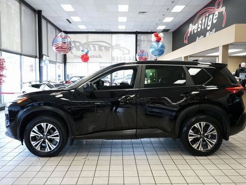 Used 2023 Nissan Rogue SV image 3