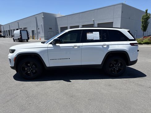 Certified 2024 Jeep Grand Cherokee Altitude AWD/4WD image 6