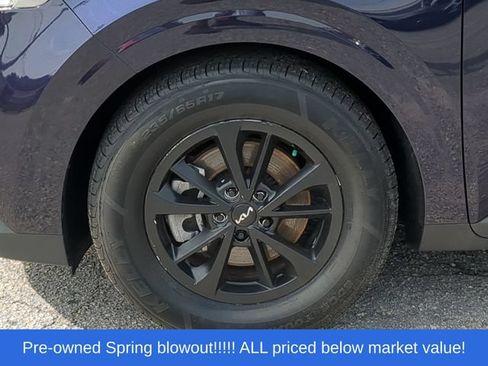 Used 2022 Kia Carnival LX FWD image 18