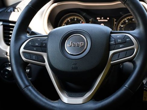 Used 2017 Jeep Cherokee Latitude w/ Cold Weather Group FWD image 19