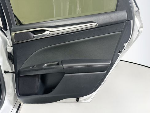 Used 2020 Ford Fusion SE FWD image 30