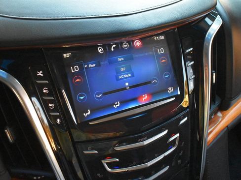 Used 2015 Cadillac Escalade Premium image 27