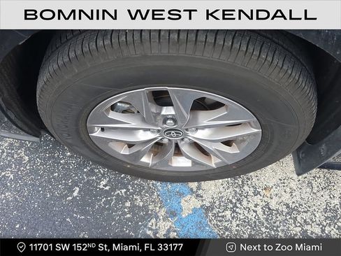 Used 2025 Toyota Sienna XLE image 9