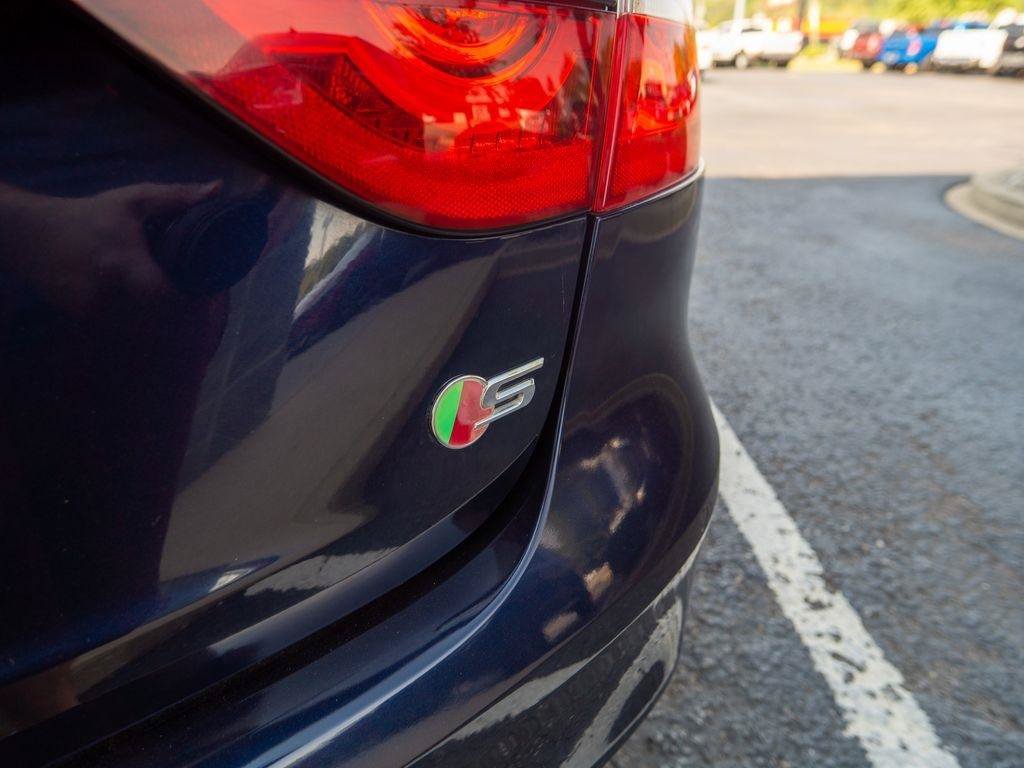 Used 2018 Jaguar XF S RWD image 8