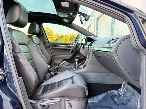 Used 2017 Volkswagen GTI SE FWD image 23