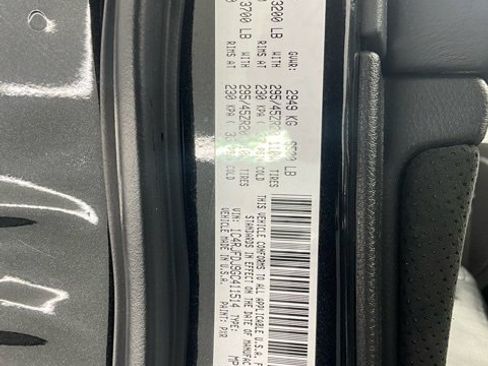 Used 2016 Jeep Grand Cherokee SRT image 32