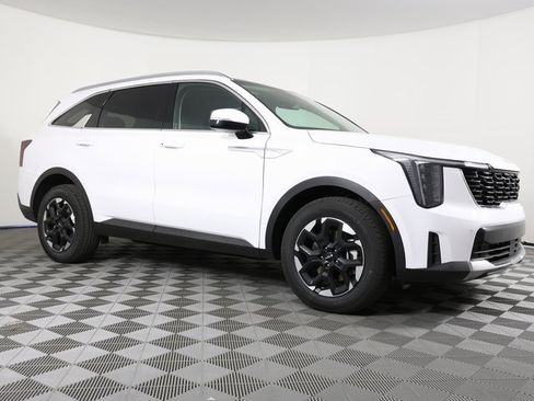 Certified 2025 Kia Sorento S w/ Panoramic Sunroof Package image 3