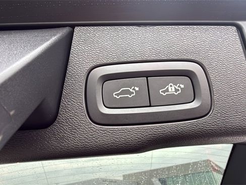 Certified 2024 Volvo XC60 B5 Ultimate w/ Climate Package image 31