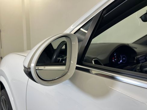 Used 2022 Porsche Cayenne Platinum Edition image 24